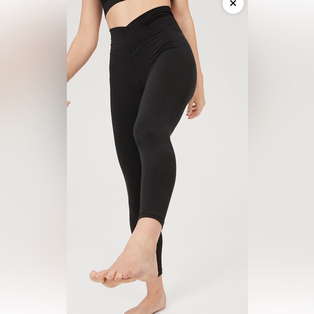 American Eagle, size medium, High Waisted Crossover Everything Legging. Black‎